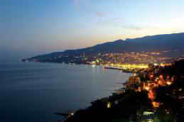 Ялта-Интурист отель вечерний вид фото