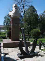 Санаторий им. Пирогова. Бюст адмирала Макарова