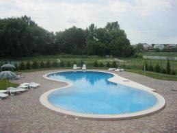 Санаторий имени Гоголя, бассейн возле коттеджа