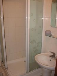 &nbsp;санузел в номере стандарт с КД в к. № 9 отеля Марат